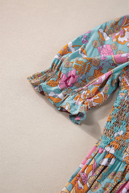 Gelbes kleid mit gesmoktem oberteil, hoher taille und puffärmel mit blumenmuster