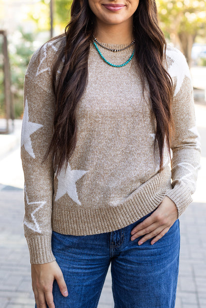 Khakifarbener pullover mit sternchenmuster und tropfenschulter