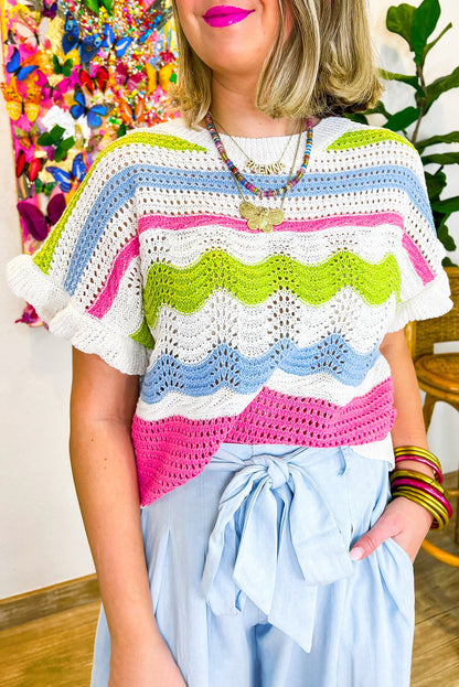 Weißes colorblock-häkelstrick-top mit gerafften kurzen ärmeln