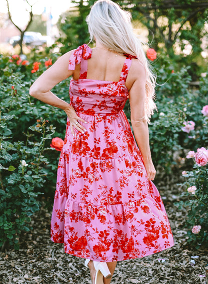 Rosa kleid mit gestuften blumenträgern und krawattenschultern