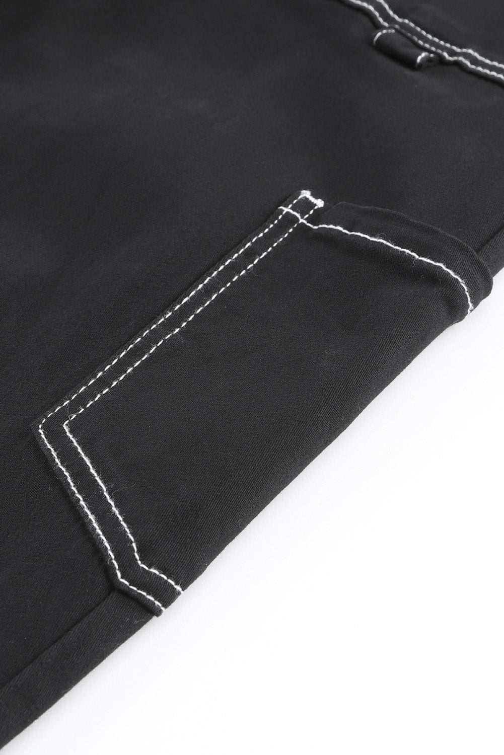 Schwarze cargo-hose mit hoher taille und geradem bein und taschen