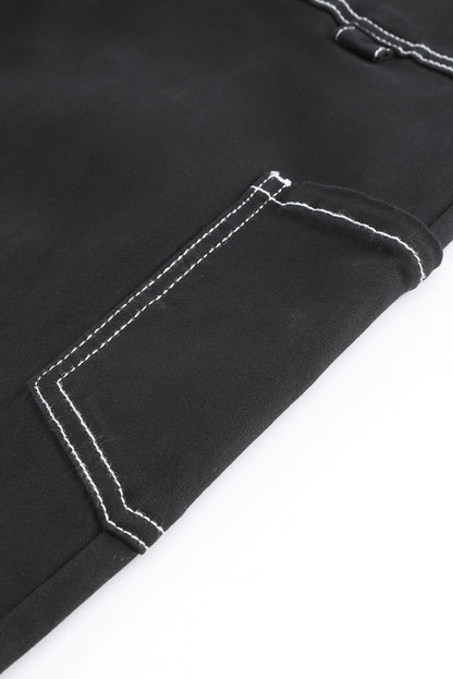 Schwarze cargo-hose mit hoher taille und geradem bein und taschen