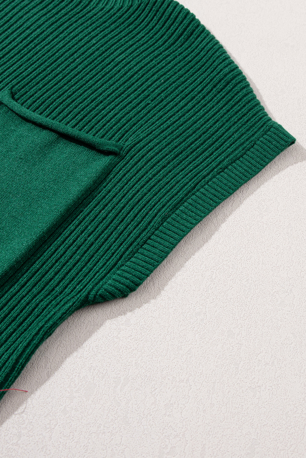 Schwarz-grüner aufgesetzter rippenstrickpullover mit kurzen ärmeln