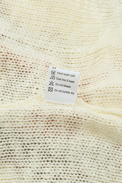 Beigefarbener pullover mit gestreiften schultern und chevronmuster