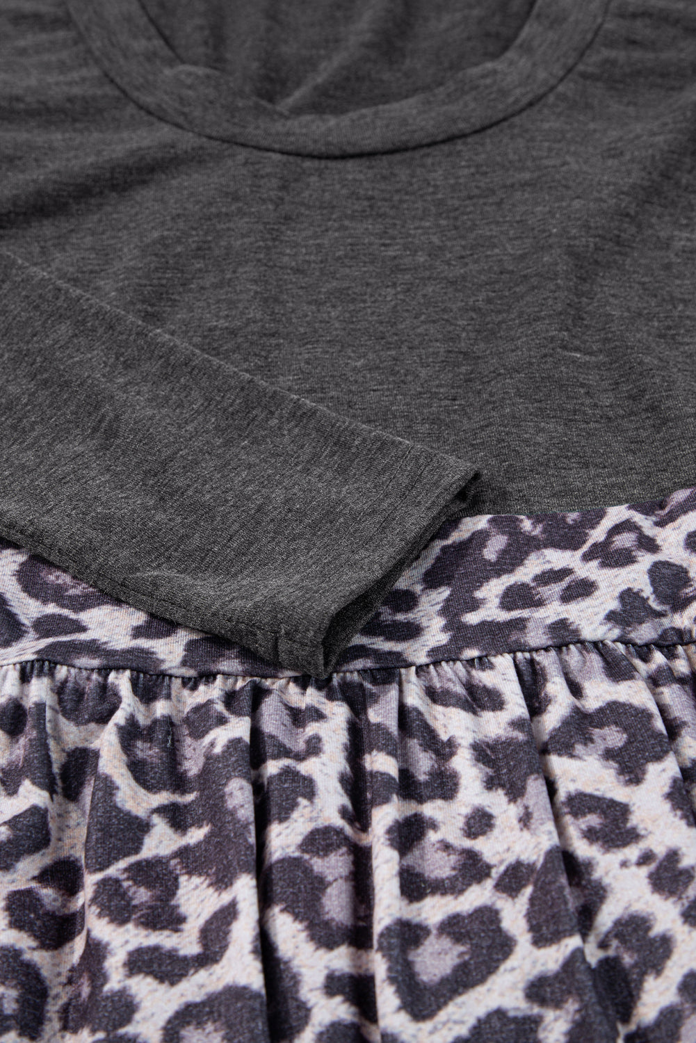 Schwarzes langärmeliges maxikleid mit leopardenmuster