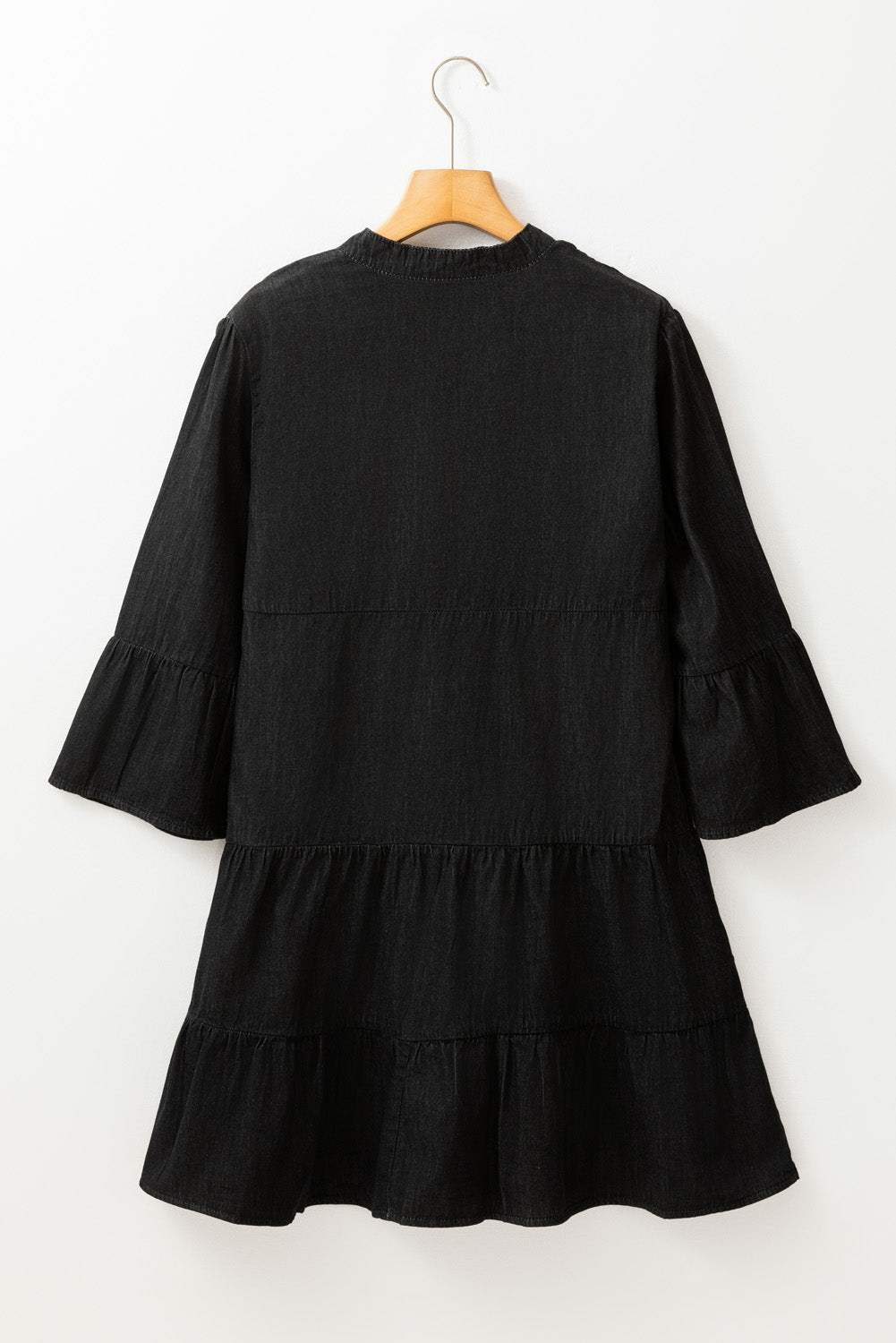 Schwarzes chambray minikleid mit gerafften 3/4-ärmeln und geschlitztem v-ausschnitt