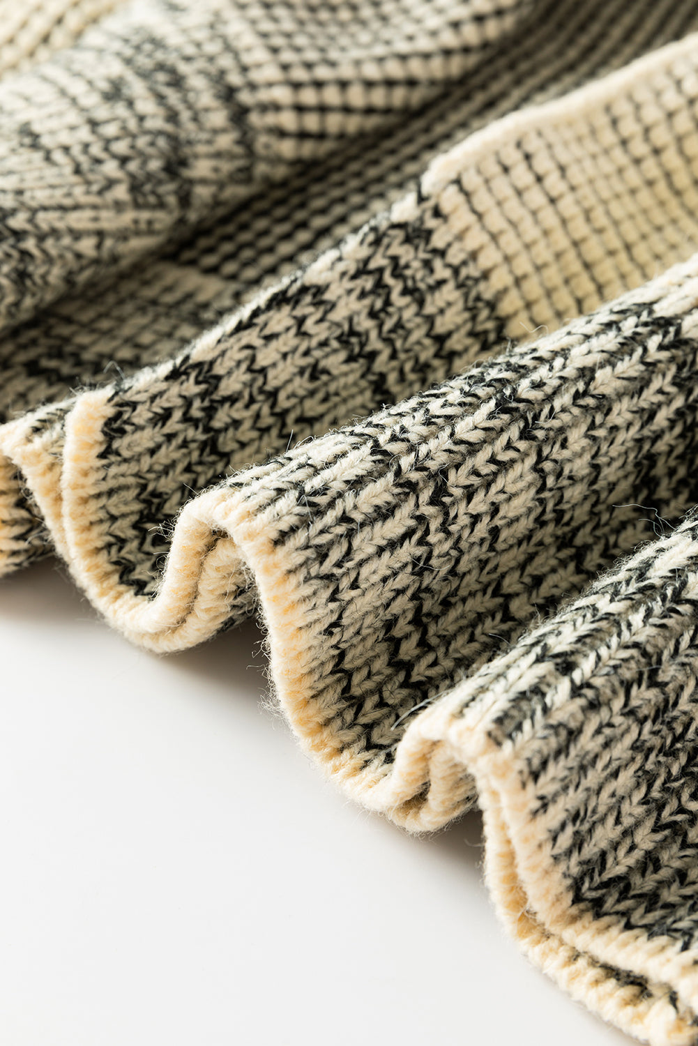 Aprikosenfarbene karierte strickjacke mit kontrastbesatz und offener vorderseite