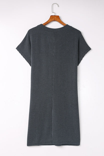 Graues gestreiftes rippenstrick-t-shirt-shiftkleid