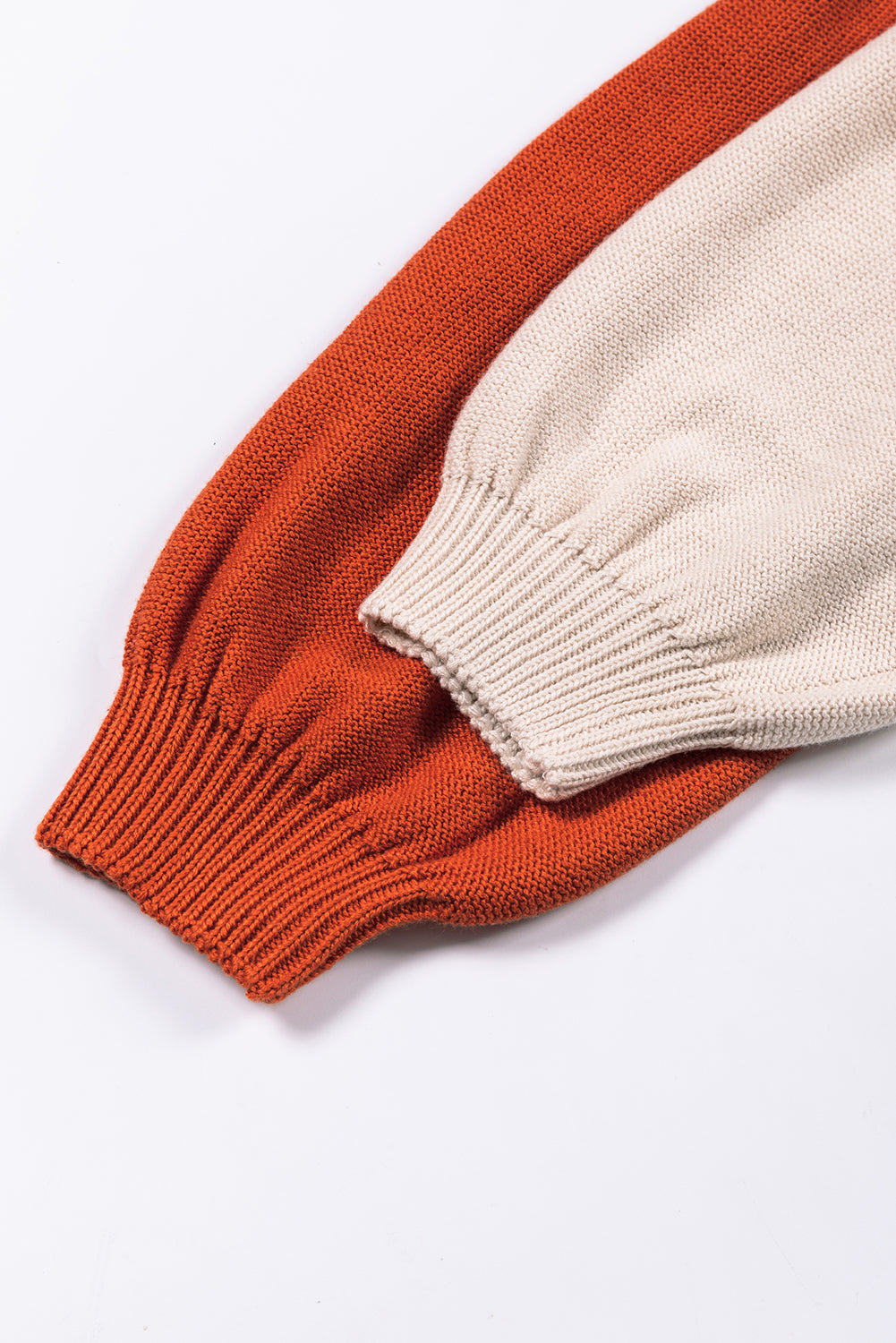 Grauer colorblock-pullover mit gerippten ärmeln und zierleisten