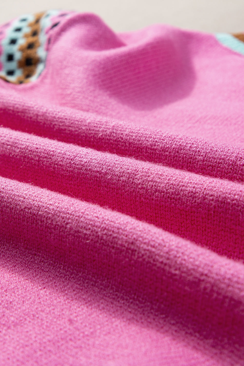 Leuchtend rosa, mit kontrast bedruckter pullover mit rundhalsausschnitt und langen ärmeln