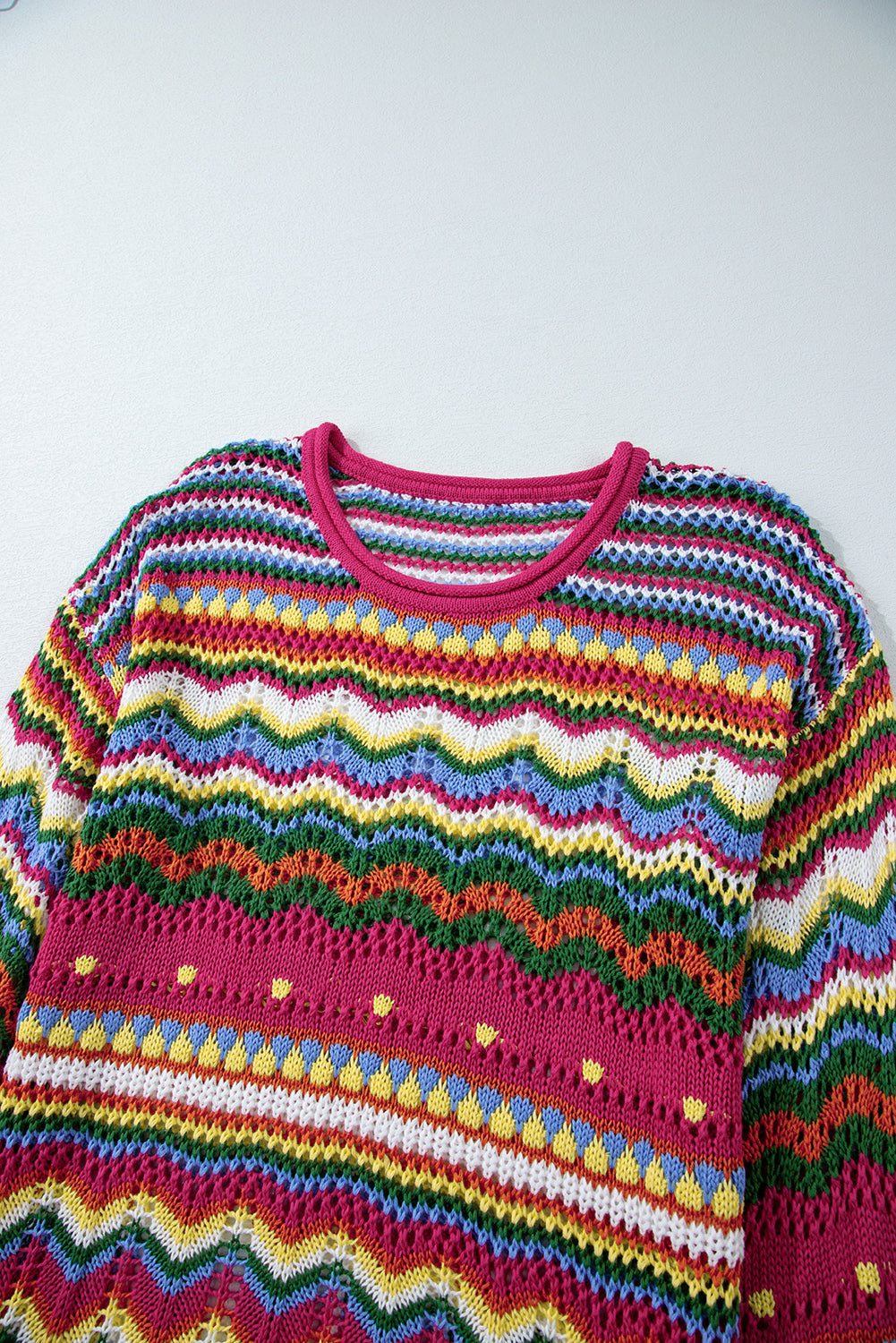 Rosenroter colorblock gestreifter strickpullover mit losen ärmeln