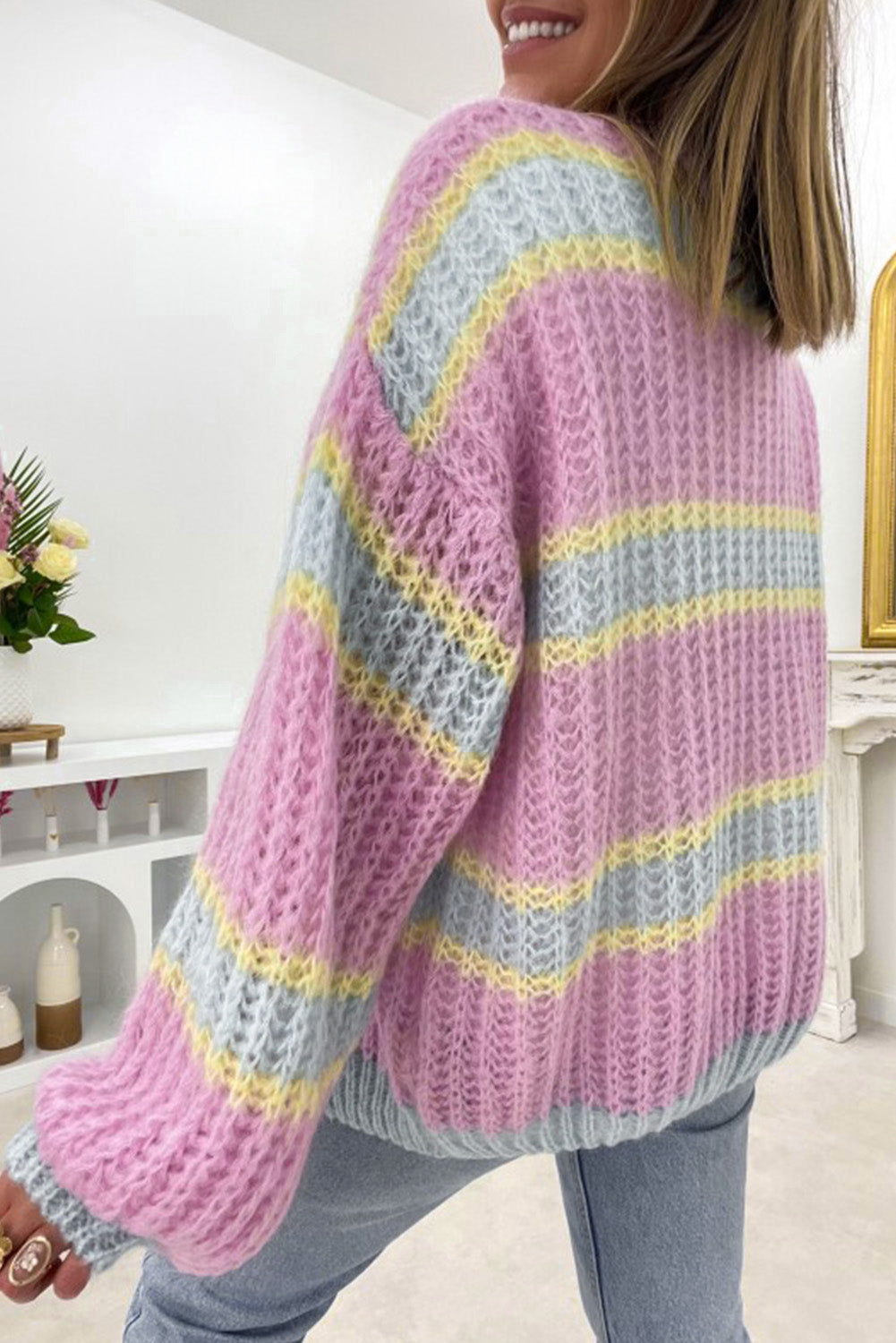 Rosa gestreifte strickjacke mit offener vorderseite und kontraststreifen