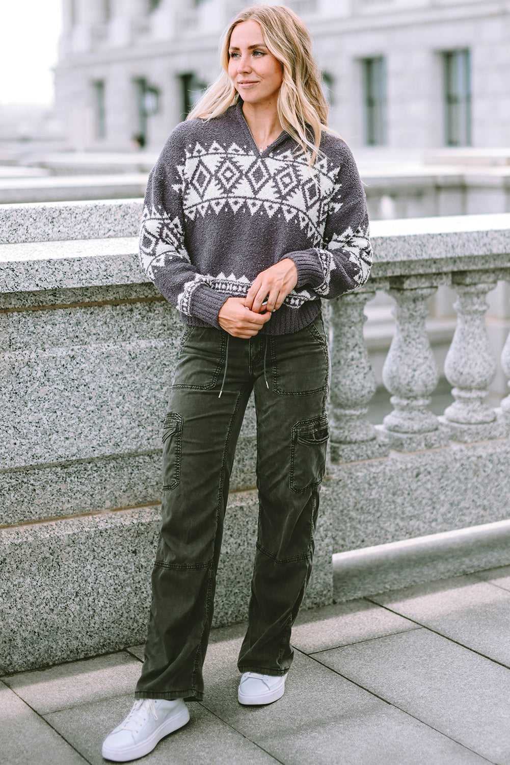 Grauer western pullover mit geometrischem aufdruck und viertelreißverschluss