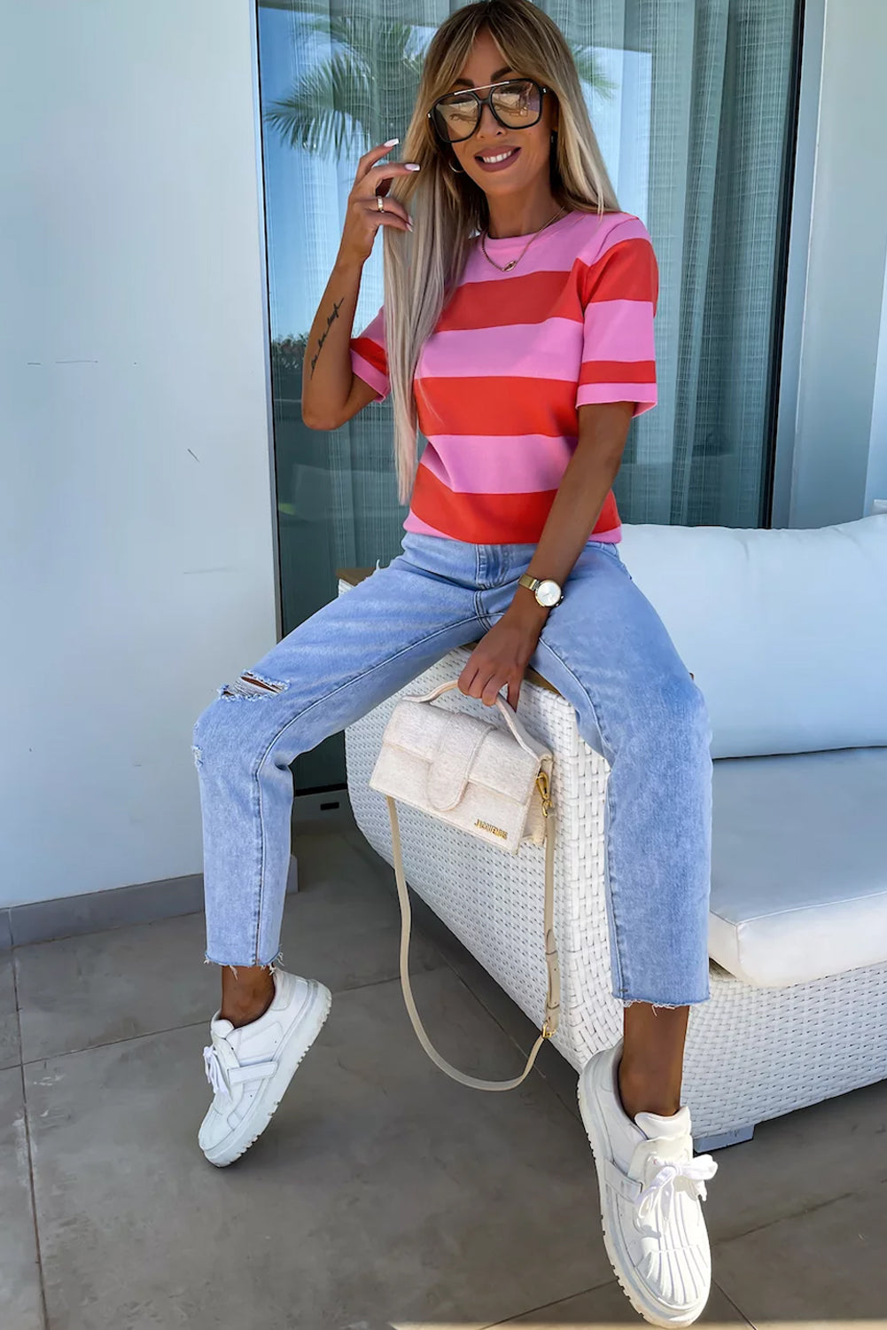 Hellrosa gestreiftes colorblock-strick-t-shirt