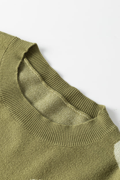 Spinatgrüner pullover mit großer blume und rippstrickmuster