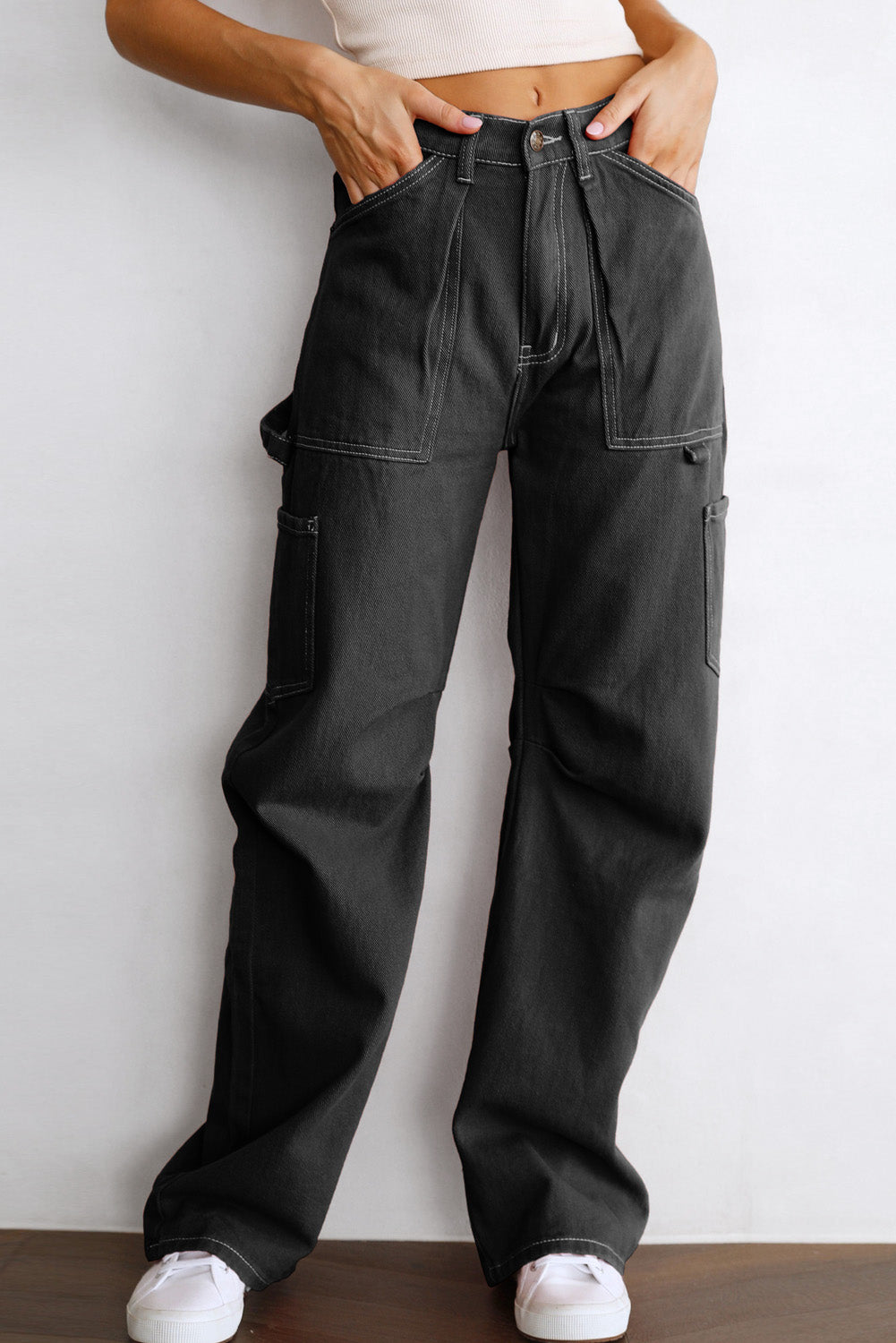 Schwarze cargo-hose mit hoher taille und geradem bein und taschen