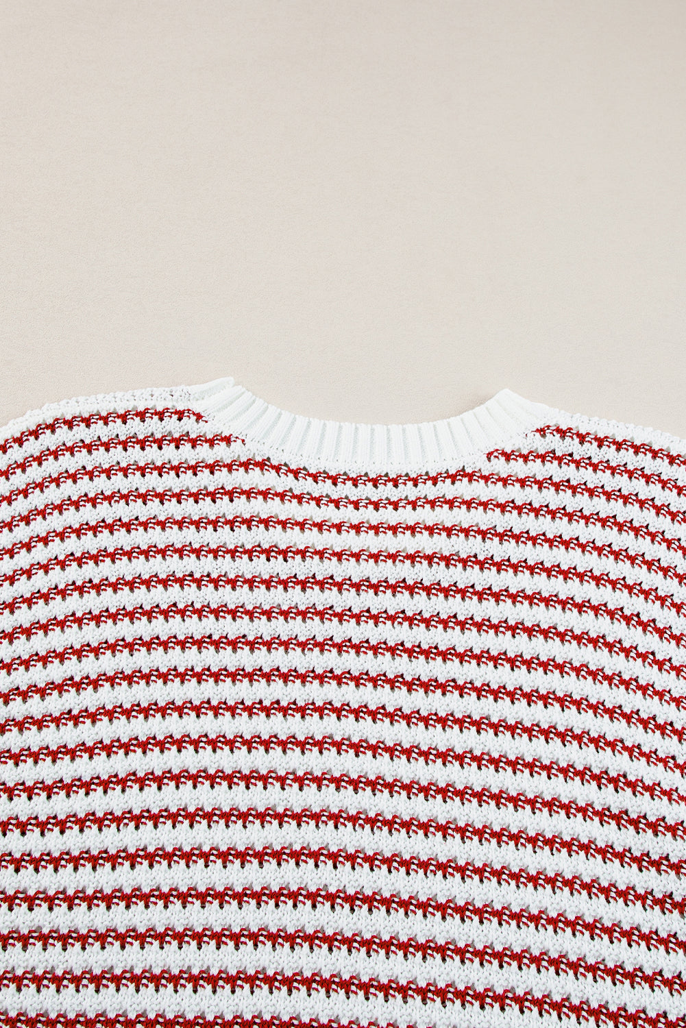 Rot gestreifte, gerippte weste mit lockerer passform und gestricktem pullover