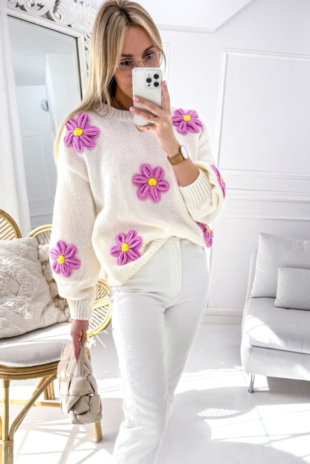 Weißer gehäkelter grobstrickpullover mit blumenmuster