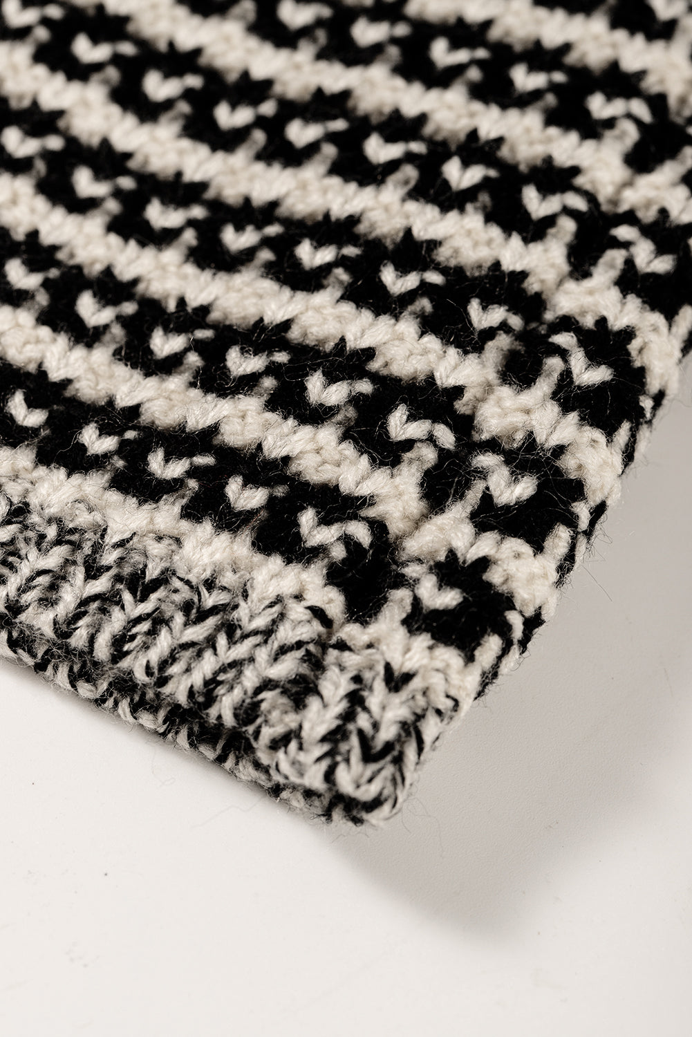 Schwarzer neutraler colorblock pullover zum binden