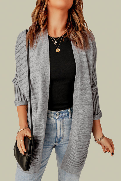 Grauer gerippter strickcardigan mit offener vorderseite