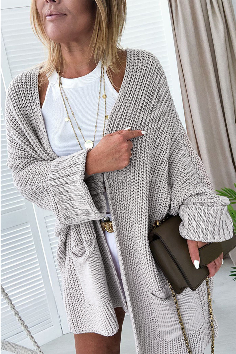 Grauer übergroßer pullover mit umgeschlagenen ärmeln cardigan