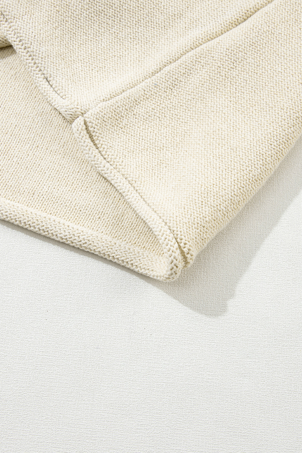 Haferflockenfarbener pullover mit gestrickten ärmeln