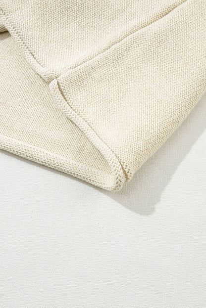 Haferflockenfarbener pullover mit gestrickten ärmeln