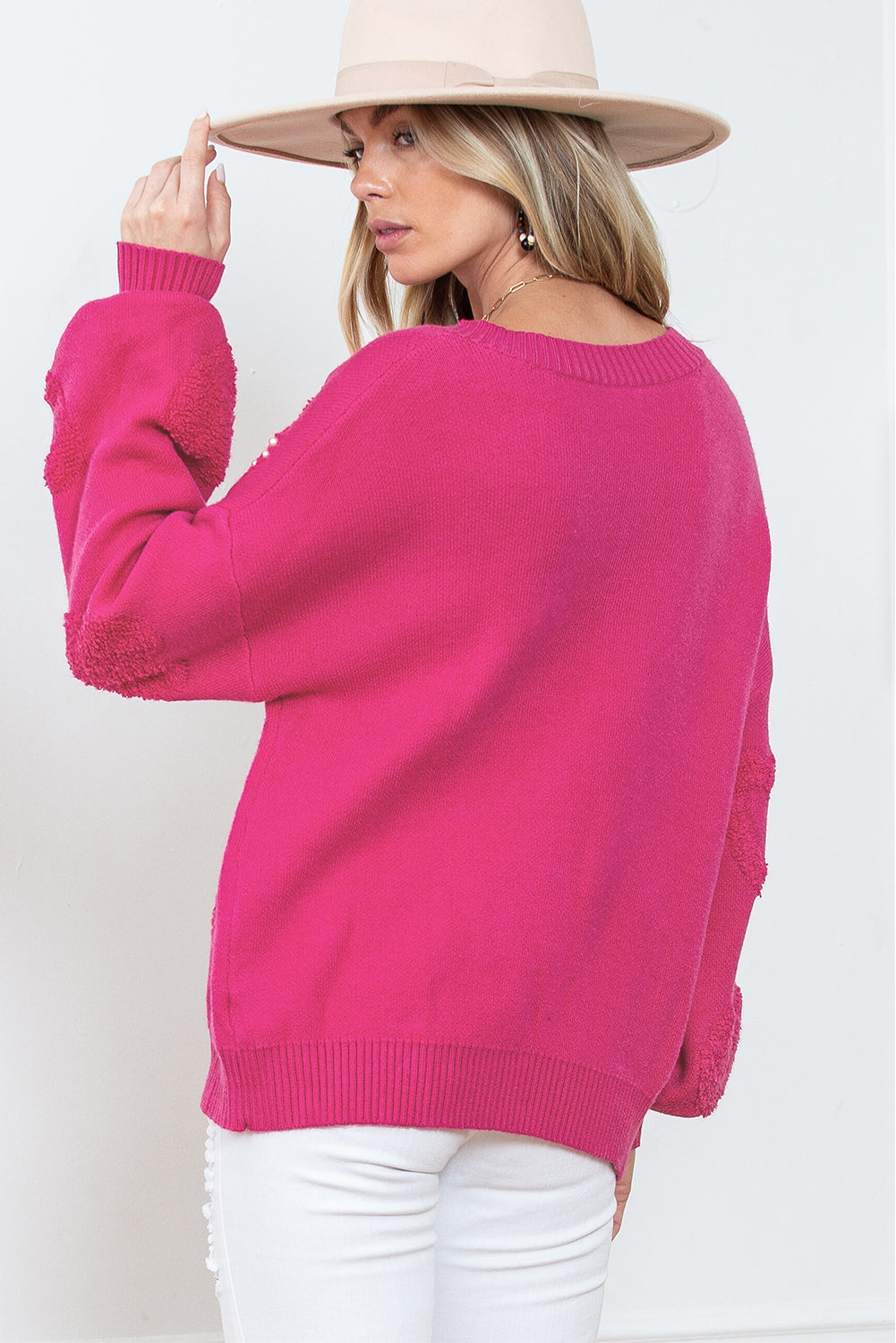 Rosenroter, perlenverzierter pullover mit v-ausschnitt und flauschigen herzen