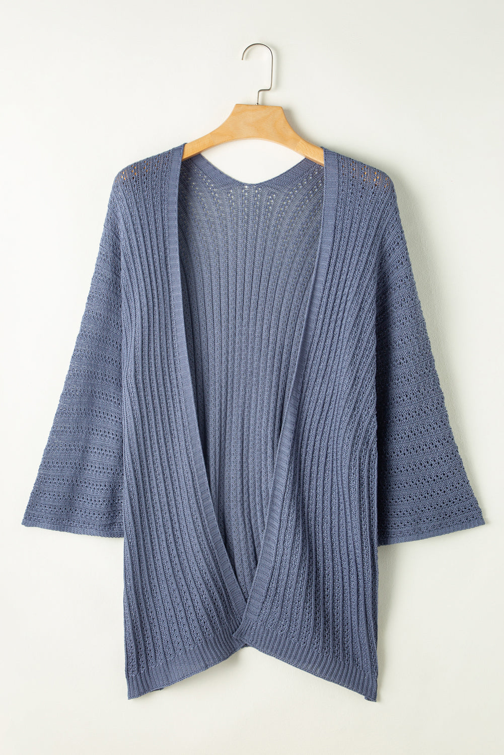 Himmelblauer strickcardigan mit hohlen armbändern an den ärmeln