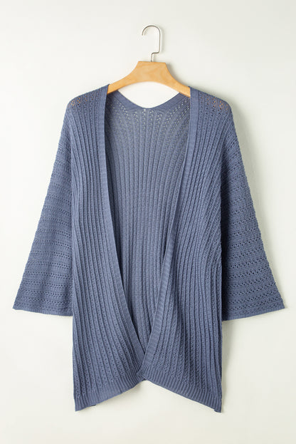 Himmelblauer strickcardigan mit hohlen armbändern an den ärmeln