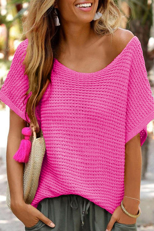 Rosa fester, lockerer strickpullover mit kurzen dolman-ärmeln