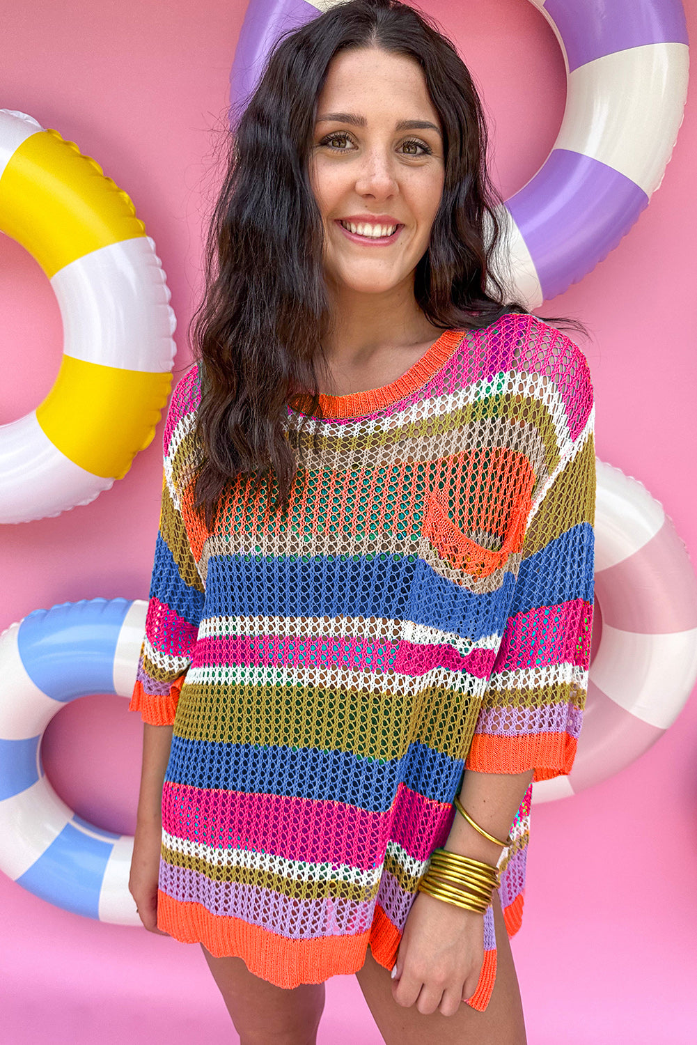 Orange gestreifter colorblock pullover mit 3/4-ärmeln aus gehäkeltem material