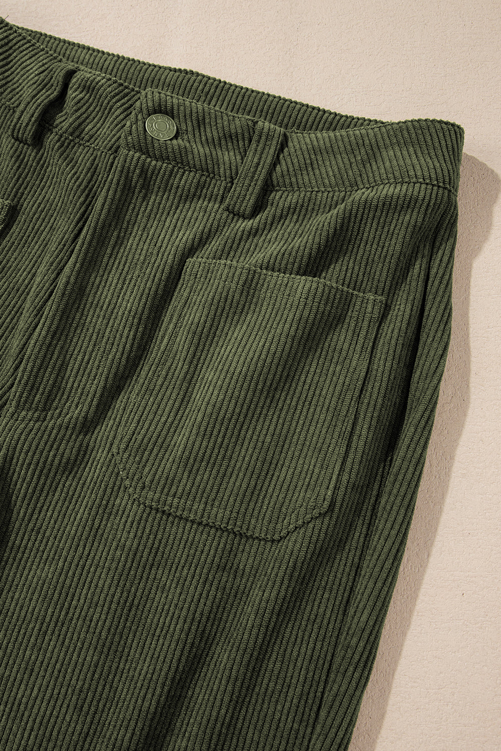 Grüne cordhose mit hoher taille und quadratischen taschen