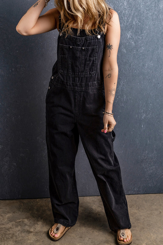 Schwarzer denim-overall mit verstellbaren schnallenriemen und mehreren taschen