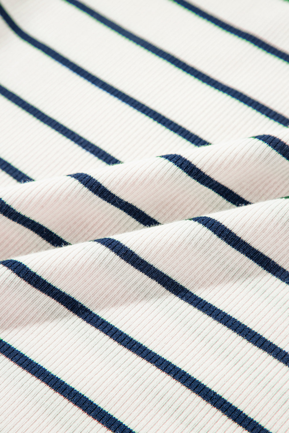 Blau gestreiftes minikleid mit rollkragen und langen ärmeln