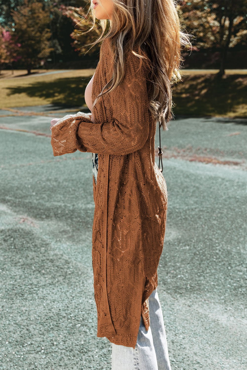Kastanienbraune strickjacke mit offener knopfleiste
