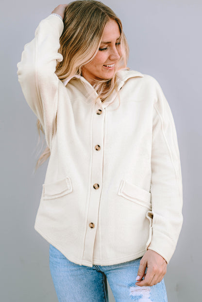 Beige knopfleiste mit nähten tasche rohsaum jacke