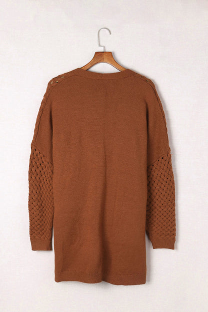 Brauner strickcardigan mit offener vorderseite und gewebter textur und taschen