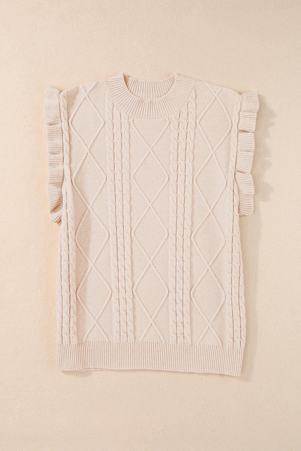 Pergamentfarbener kabelstrickpullover mit rollkragen und langen ärmeln
