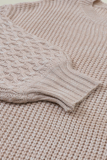 Pergamentfarbener pullover mit zopfstrickärmeln und hängeschultern