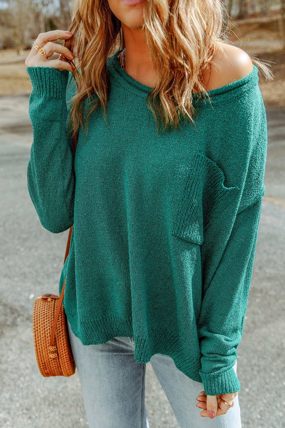 Grüner, farblich abgestimmter, schulterfreier rippenstrickpullover mit tasche