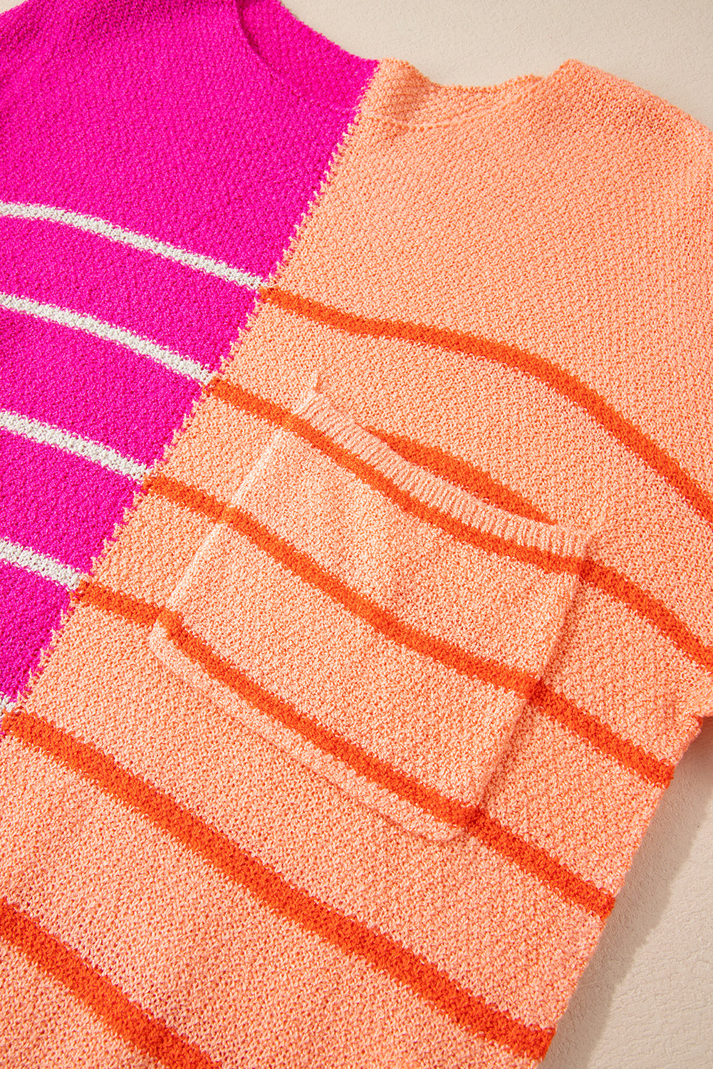 Mehrfarbig gestreifter farbblock strickpullover in lockerer passform