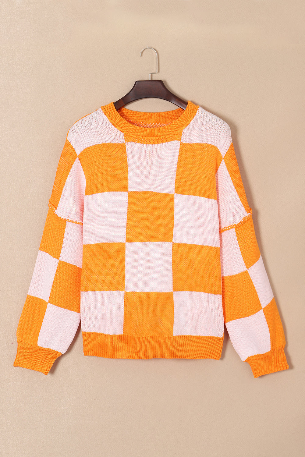 Orange karierter pullover mit läuferärmeln