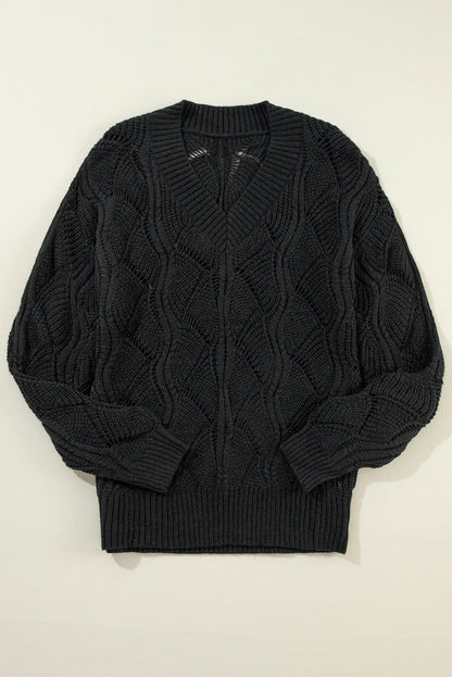 Schwarzer strickpullover mit v-ausschnitt und hohlen schultern