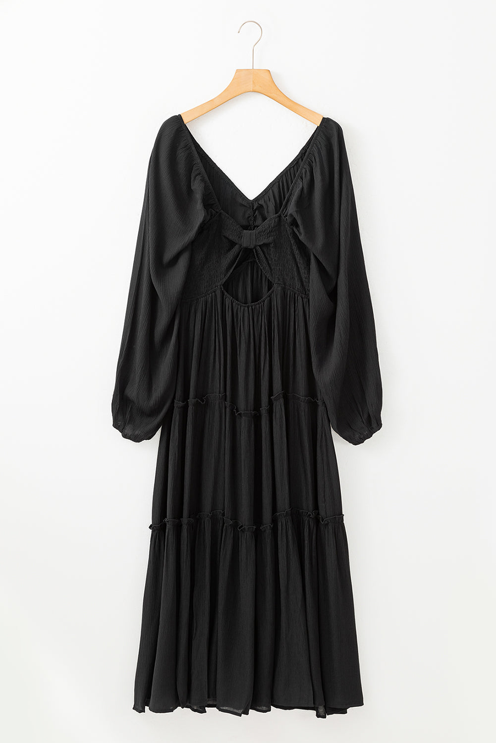 Schwarzes v-ausschnitt-schleifenknoten-ausschnitt-rüsche gestuftes maxikleid