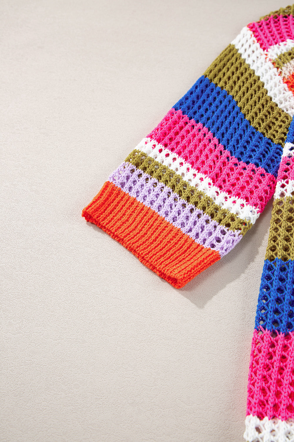 Orange gestreifter colorblock pullover mit 3/4-ärmeln aus gehäkeltem material