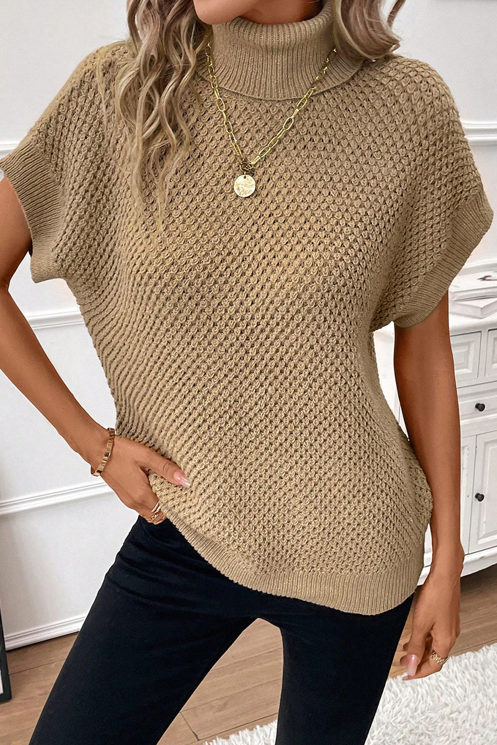 Blasser khaki-rollkragenpullover mit strukturierten kurzen ärmeln