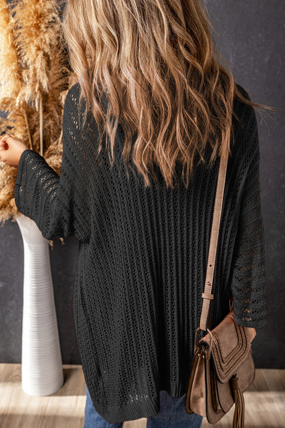 Schwarze strickjacke mit ausgehöhlten armbändern und ärmeln