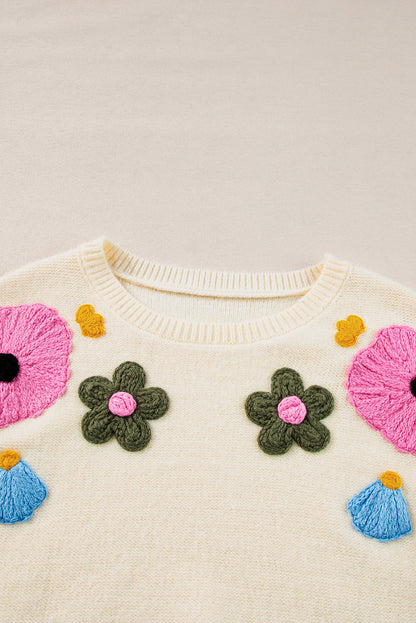 Beige gestrickter pullover mit blumenmuster und geripptem rand