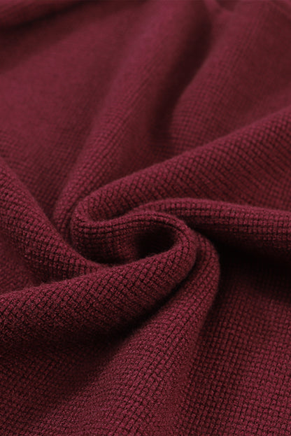 Rot gestreifter einfarbiger strickpullover mit ärmeln